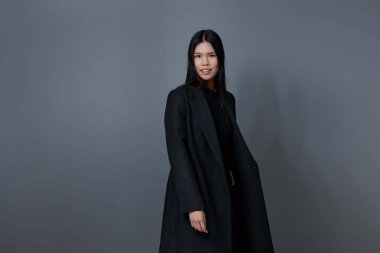 Sonbahar kadın model palto güzel elbise Asyalı moda esmer gülümseme sonbahar güzel portre gri kız moda