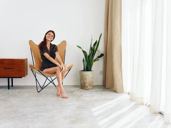 Mujer Sentada Una Silla Mirando Por Ventana Sonrisa Interior Moderno —  Fotos de Stock
