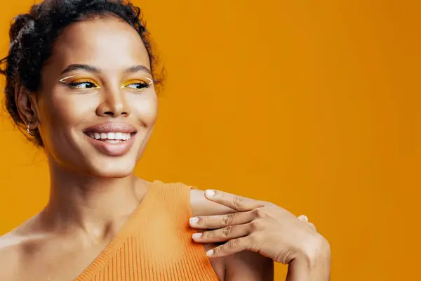 Vrouw Stijl Cosmetologie Mode Huid Creatief Afrikaans Kopiëren Etnische Geel — Stockfoto