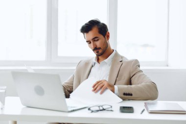Kafkas işçi başarılı şirket beyaz yönetici teknoloji kağıt planlama mutlu laptop iş adamı yönetici iş yeri kendine güvenen ofis modern belge akıllı