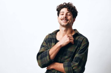 Genç adam ayakta duran hipster gülümse doğal duygu doğal mutlu mutlu, yakışıklı model moda moda moda mutlulukla yüz yüze modayı taklit et alan kendine güvenen beyaz gömlek