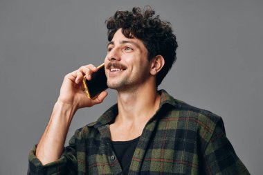 Erkek sakalı, yaşam tarzını kapatır beyaz mutlu teknoloji ciddi moda el modeli, gri telefon mavi iş telefonu, siyah stüdyo tarzı, hüzünlü bir gülümseme.