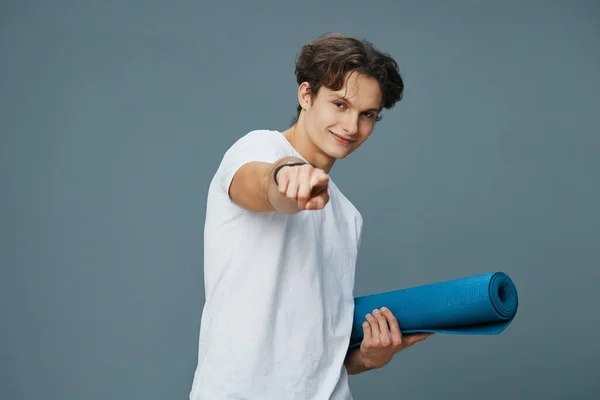 Homem Jovem Estúdio Fundo Meditação Ioga Exercício Corpo Masculino Mãos — Fotografia de Stock
