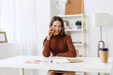 Kadın kolej not defteri sınav ofisi hazırlık eğitim lise öğrencisi öğrenci masası serbest öğrenci masası okul kızından hayat tarzına geri dönüş.