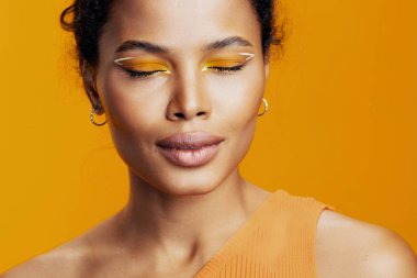 Gülümseyen kadın, model, renkli, kozmetik, stüdyo, güzel, makyajlı, siyah, afrikalı, yaratıcı yüz.