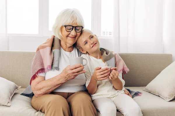 Mädchen Frau Lifestyle Enkelin Umarmung Hause Couch Winter Kariert Senioren — Stockfoto