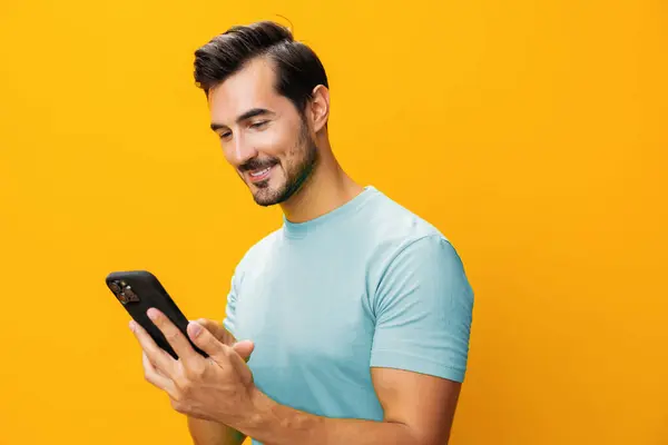 Portret Man Mobiele Technologie Telefoon Telefoon Met Gele Glimlach Vrolijke — Stockfoto