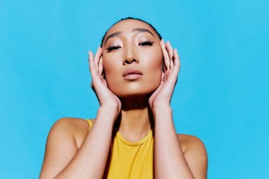 Kadın tarzı esmer tebessüm sarı moda mavi yaşam tarzı makyaj moda bayan şaşırttı güzelliği mutlu beyaz