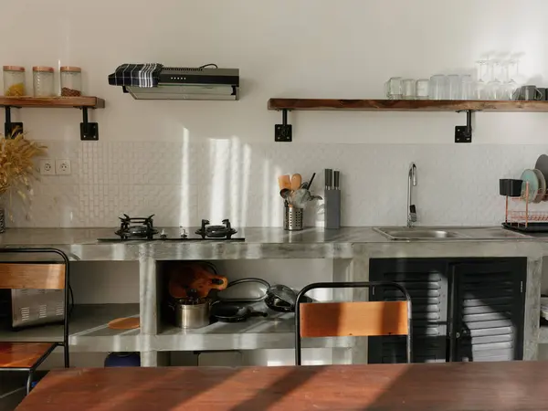 Moderní Kuchyňský Interiér Jídelním Stolem Retro Dekorovými Prvky Vinobraním Stylovým — Stock fotografie