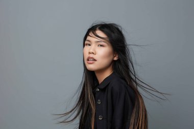 Model kadın, mutlu, güzel, bakımlı portre, sağlıklı cilt, gülücük, saç, kafa resmi, güzel, kahverengi, Asyalı, doğal güzellik, çekici fotoğrafçılık.