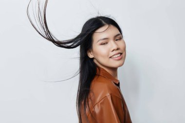 Siyah saçlı kadın kadınsı portre çekici saç çekici makyaj güzel Asya modası uzun bej saçlı kuaför kız yüzü