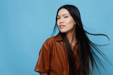 Uzun kız neşe yüzü Koreli mavi moda moda çekici yaşam tarzı portre mutlu stüdyo Japon gülümsemeli bayan saçı tatlı kendine güvenen iş dünyası