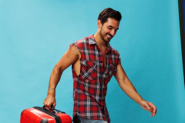 Bagaj adamı uzay bileti hafta sonu tur stüdyosu seyahat mutlu valiz gezgin kopya hipster seyahat bavul arka plan kırmızı tatil adamı yolculuk yaşam tarzı seyahat