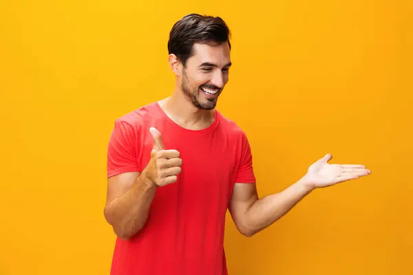 Κίτρινος Άνθρωπος Χειρονομία Απομονωμένη Φόντο Χαρούμενη Έκφραση Αντίγραφο Επιχειρηματική Μόδα — Φωτογραφία Αρχείου