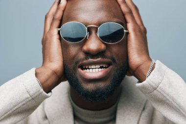 Modayı takip eden modaya uygun moda gömlek, tarz siyah mutlu adam ceketi modern Afrikalı model aksesuar Amerikan küpesi.