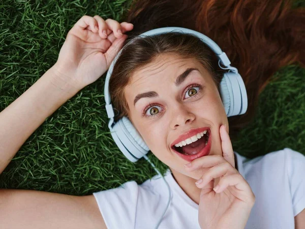 Menina Adolescente Ouvindo Música Fones Ouvido Deitado Grama Verde Parque — Fotografia de Stock