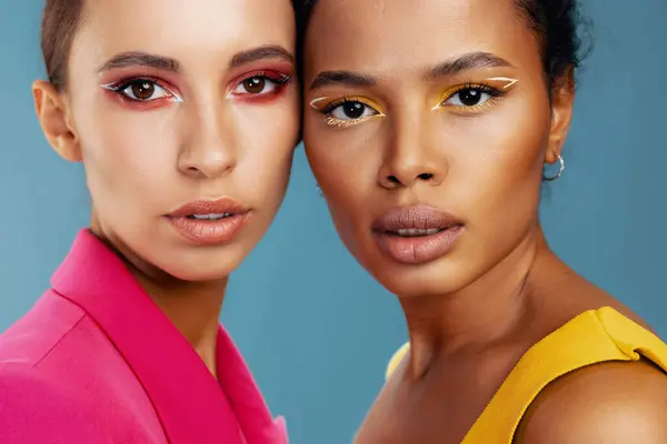 Femme Mixte Américain Modèle Maquillage Caucasien Deux Africaine Jaune Soins — Photo