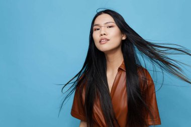 Kadın yaşam tarzı şirin mavi arka plan neşe mutlu kız moda bayan iş adamı Japon yüz portresi gülümseme çekici Asyalı moda stüdyosu uzun, neşeli Koreli uzun boylu