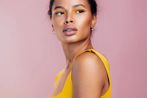 Vrouw Mode Huid Glimlach Creatieve Studio Afrikaanse Cosmetologie Kleurrijk Portret — Stockfoto