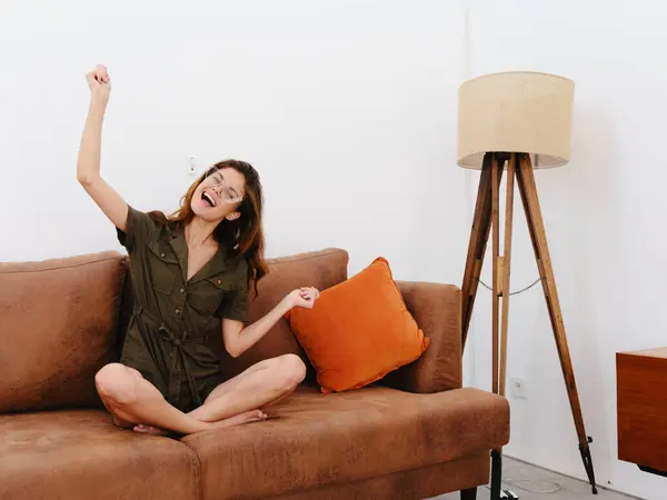Kobieta Model Siedzi Kanapie Domu Uśmiech Niespodzianka Radość Relaks Nowoczesny — Zdjęcie stockowe