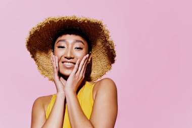 Pembe kadın portresi. Moda modayı takip eden genç sarı şaşkın yaz mayo makyajı. Eğlenceli, çekici gülümseme.