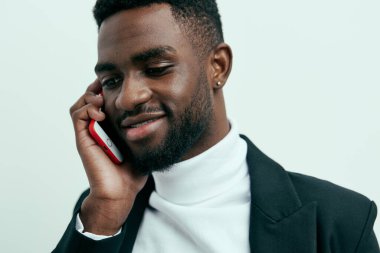 Genç adam gülümsüyor. Heyecanlı siyah Afrikalı. Uygulama hücresi erkek gülümseme teknolojisi yetişkin telefon işadamı.
