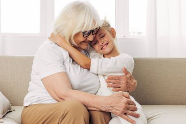 Büyükanne, kanepe, torun, yaşam tarzı, aile, kanepe, mutlu, yaşlı, kız, anne, çocuk.