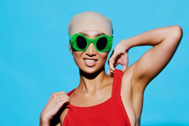 Güzel bir kadın şok edici bir şekilde stil sahibi siyah şapka gözlüklü beyaz moda bir portre yazı şaşırttı Asyalı gülümseme mutluluk ifadesi mayo stüdyo genç esmer dudaklar moda