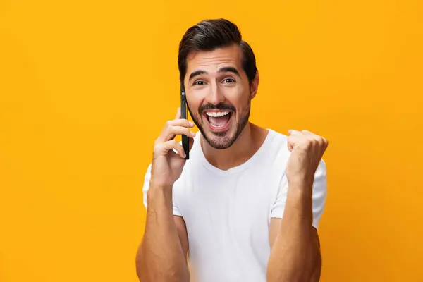 Man Yellow Επικοινωνία Έκπληξη Τηλεφωνικό Μήνυμα Χώρο Κινητό Επιχειρηματικό Στούντιο — Φωτογραφία Αρχείου
