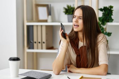 telefon kızı iletişimi selfie gülümseme sohbet masası yaşam tarzı kahve okulu dizüstü bilgisayarı genç eğitimi çevrimiçi kişi iş blogcusu çalışma