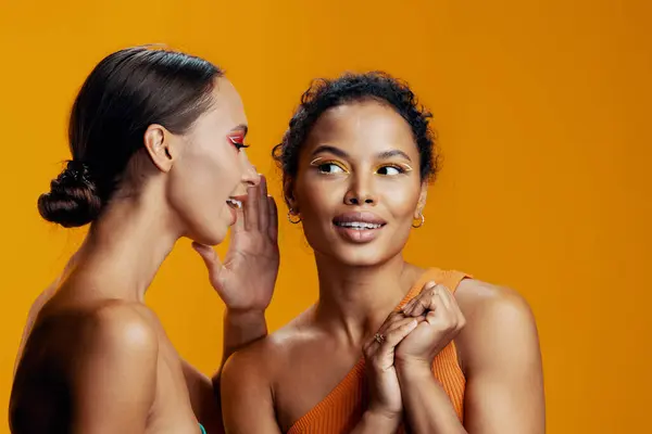 Samen Vrouw Kleurrijke Gemengde Studio Aantrekkelijk Geel Twee Model Gezicht — Stockfoto