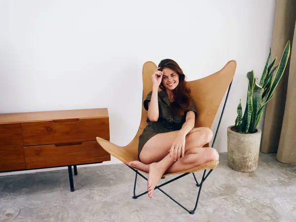 自宅の美しい笑顔 楽しいリラクゼーション モダンなスタイリッシュなインテリアスキャンディのライフスタイルに座っている女性 コピースペース 高品質の写真 — ストック写真