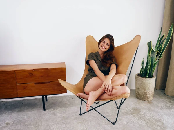 自宅の美しい笑顔 楽しいリラクゼーション モダンなスタイリッシュなインテリアスキャンディのライフスタイルに座っている女性 コピースペース 高品質の写真 — ストック写真