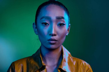 Kadın makyajı, çok renkli esmer, siyah tenli, açık sarı, stüdyo saçlı, neon renkli, şık, moda, çekici, disko güzeli.