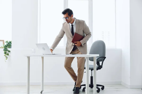 Job Man Business Knappe Vrolijke Viering Technologie Jong Pak Laptop — Stockfoto