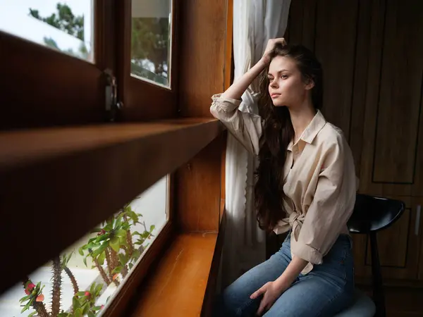Žena Podzimní Deprese Sedí Okna Dívá Přírodu Deštivé Počasí Odrazování — Stock fotografie