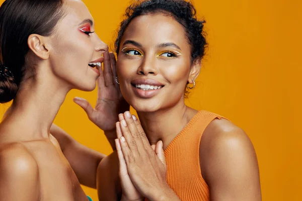 Vrouw Gezond Aantrekkelijk Mooi Meisje Kleurrijk Geel Afrikaanse Race Amerikaans — Stockfoto