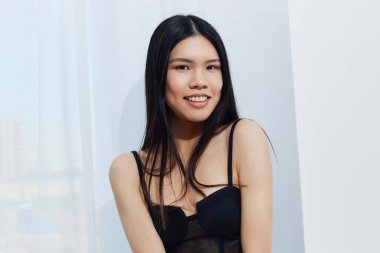 Kadın seksi saç modeli zarif saç modeli Koreli çekici uzun siyah saç cazibesi güzel kozmetik kız kadınlığı sevimli yüz bakımı Asyalı