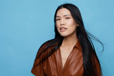 Modayı takip eden kadın saç modeli Asyalı mutlu iş adamı mavi Japon yüz hayat tarzı portre çekici güzel Koreli uzun bayan stüdyo arka planı gülümseme kendinden emin keyif