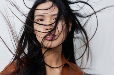 Makyajcı kadın kadınsı saçlar güzel saçlar sevimli bej uzun zarif güzellik cazibeli portre seksi siyah kuaför model Koreli Asyalı