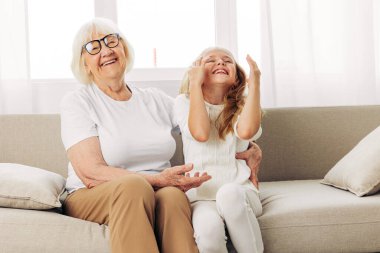 Aile kadını mutlu büyükanne kızı oturuyor kanepe yaşlı yaşam tarzı son sınıf öğrencisi torun anne kanepe yaşlı sarılıyor