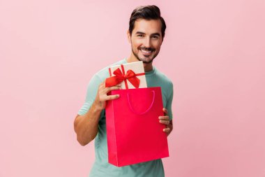 İzole erkek mağazası sürpriz alışveriş hediyesi çanta moda müşterisi indirimli kadın indirimli satış paketi mutlu bayram alışverişi mağaza hediyesi pembe