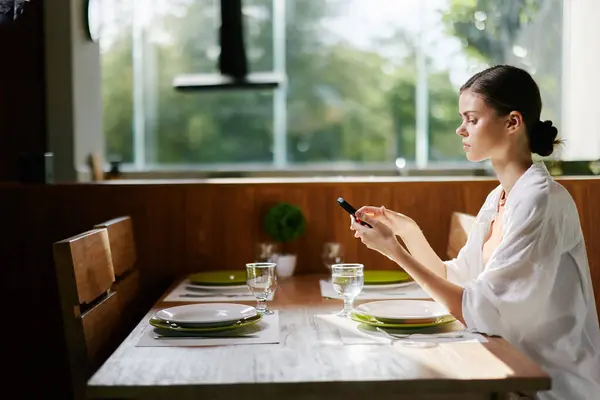 Manger Assis Femmes Salade Smartphone Adulte Téléphone Mobile Cuisine Technologie — Photo