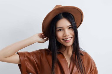 Cazibeli kadın moda şapkası kozmetik surat güzel model kuaför Asyalı kız uzun siyah saçlı sevimli bej rengi kadın saçı çekici.