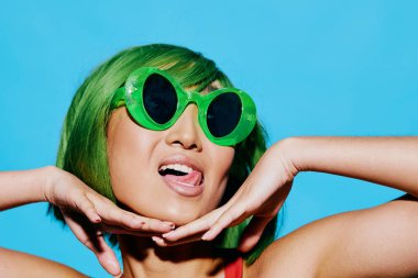 Mayo kadın moda saç stili Asyalı kadın peruk kırmızı neşe kadın güneş gözlükleri güzel yaz portresi arka plan gülüşü