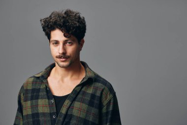 Yakışıklı, modaya uygun bir portre mutluluk arka plan, güler yüzlü, arkadaş canlısı, izole bir telif-uzay gömleği bir hippi moda ifadesi griye döndü.