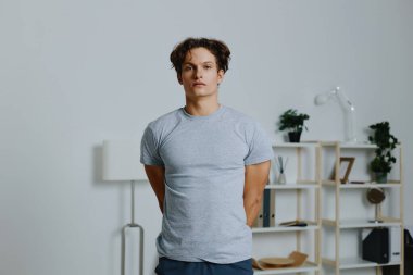 Sağlık adamı aktivitesi apartman çalışması yoga sporu ev içi yetişkin yaşam tarzı güçlü erkek sağlıklı teknoloji dambıllar ev yapımı gri halterler