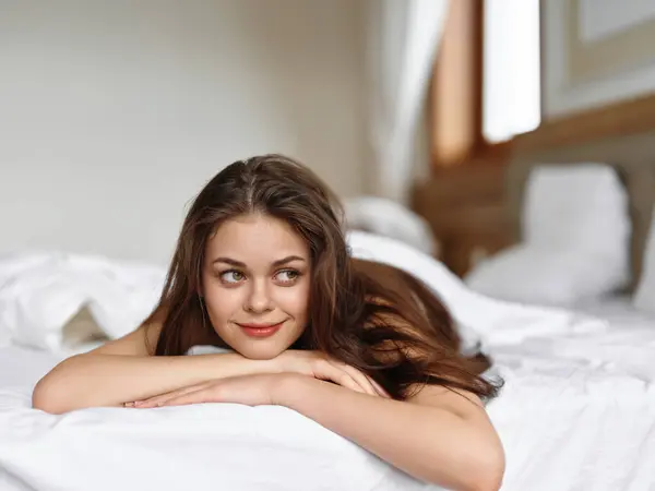 Sabahları Beyaz Bir Yatakta Uzanan Esmer Çamaşırlı Genç Seksi Bir — Stok fotoğraf