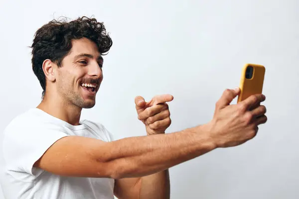 Technologie Man Shirt Online Mannelijke Jonge Witte Latino Man Telefoon — Stockfoto