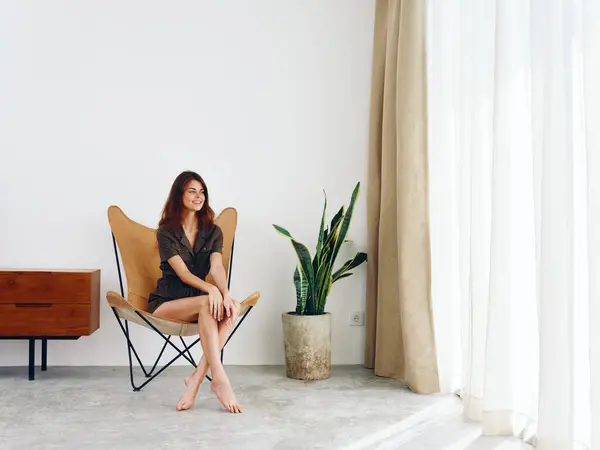 Mujer Sentada Una Silla Mirando Por Ventana Sonrisa Interior Moderno —  Fotos de Stock